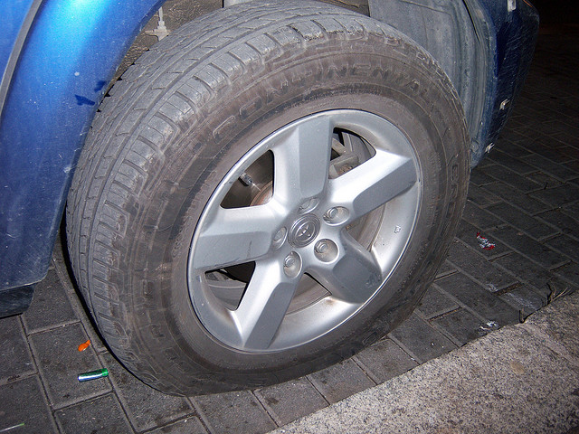 Qué hacer ante un pinchazo en la rueda
