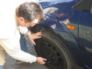 Cómo arreglar un pinchazo en la rueda