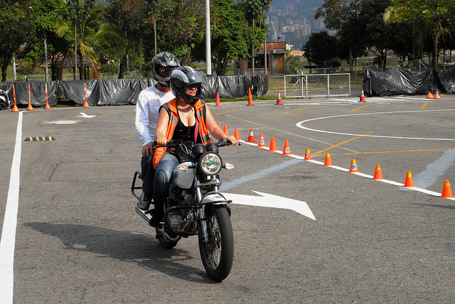¿Qué debe tener un buen curso de conducción segura?