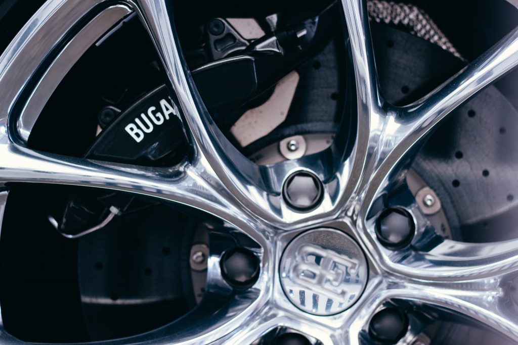 neumático y distancia de frenado