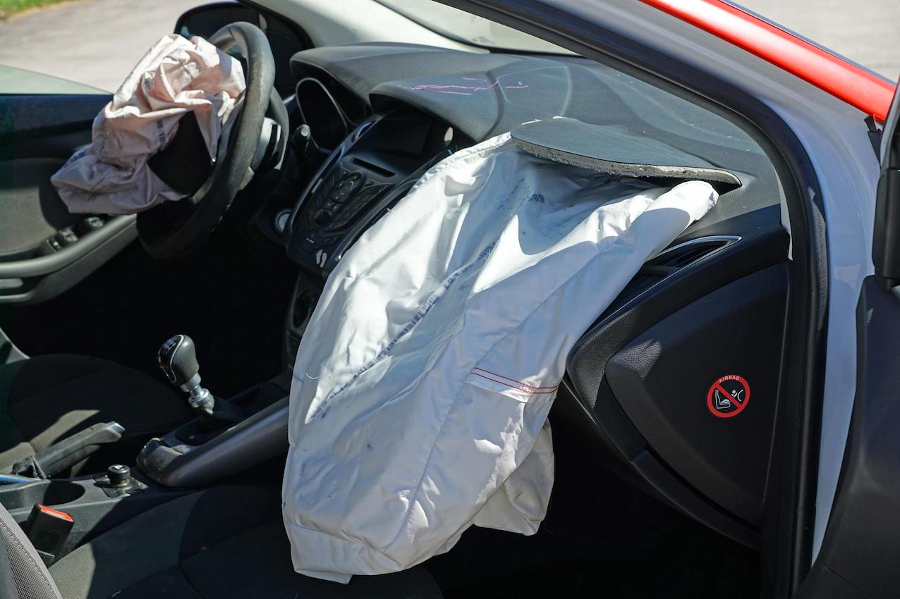 Por qué se prende la luz del airbag
