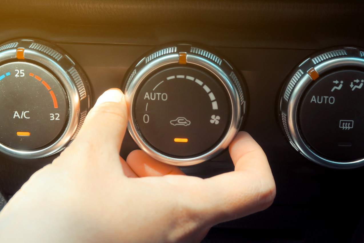 Con qué se carga el aire acondicionado de mi vehículo
