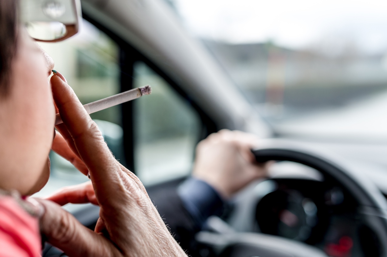 Fumar conduciendo