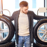 neumáticos anchos vs. estrechos