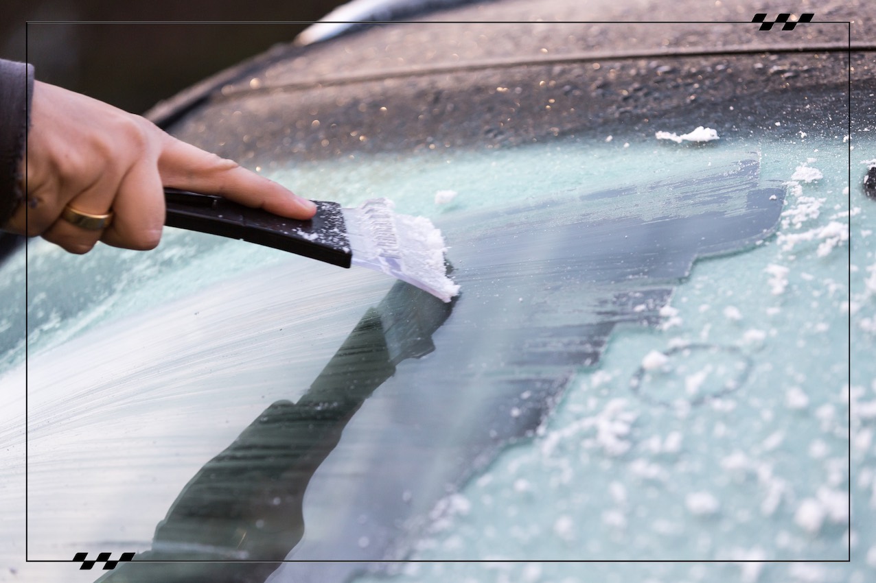 cómo quitar el hielo del cristal del coche