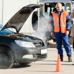 Humo saliendo del motor de un vehículo