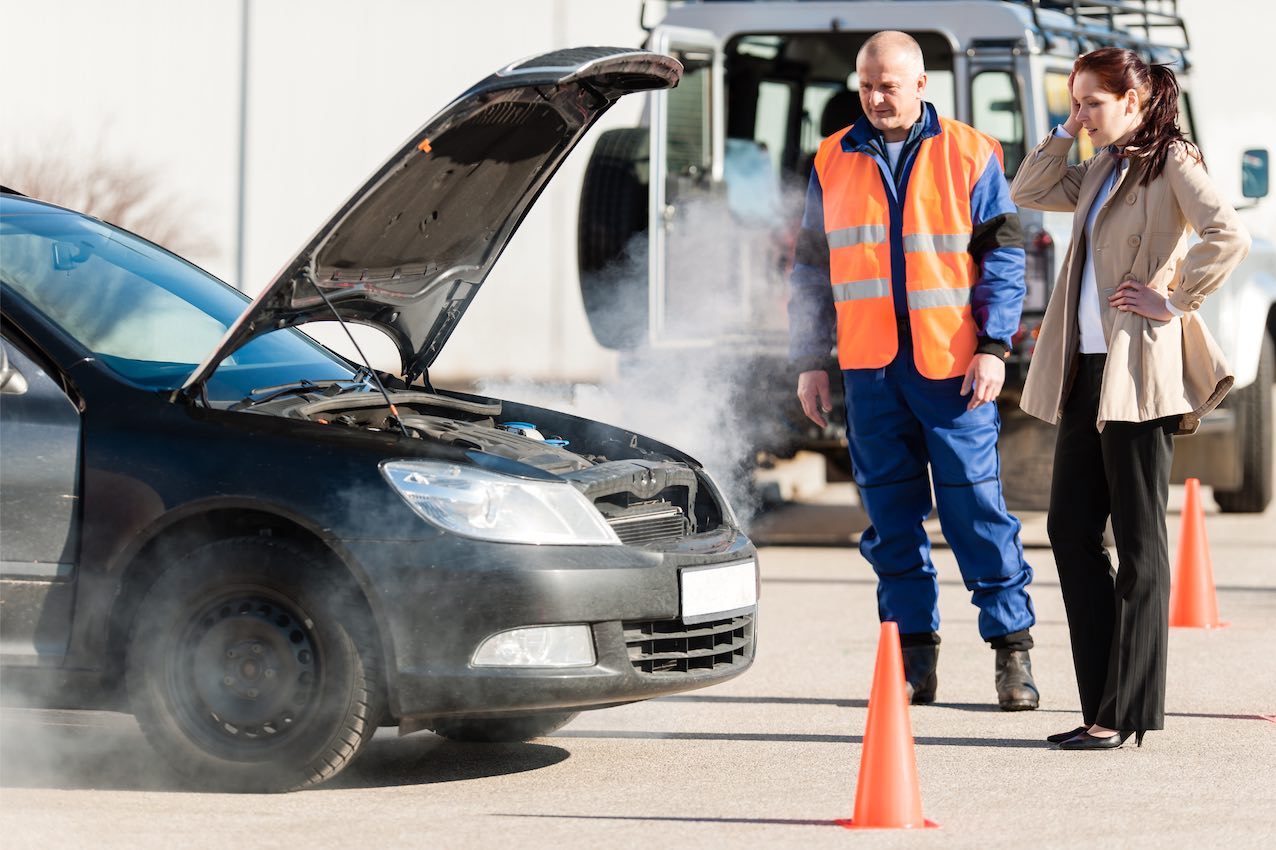 Humo saliendo del motor de un vehículo