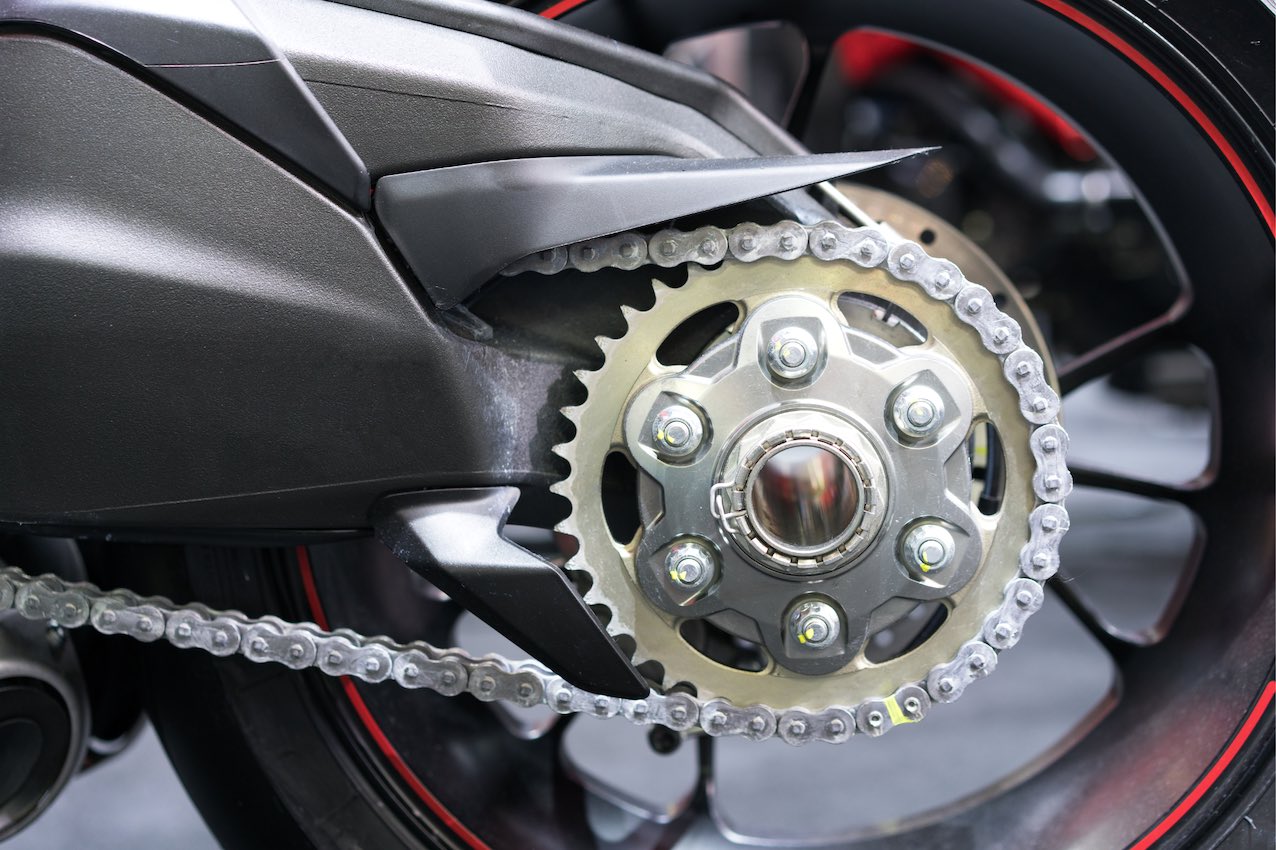 cómo engrasar la cadena de la moto