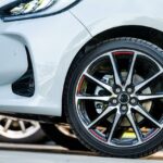 Vehículo deportivo con neumáticos de perfil bajo