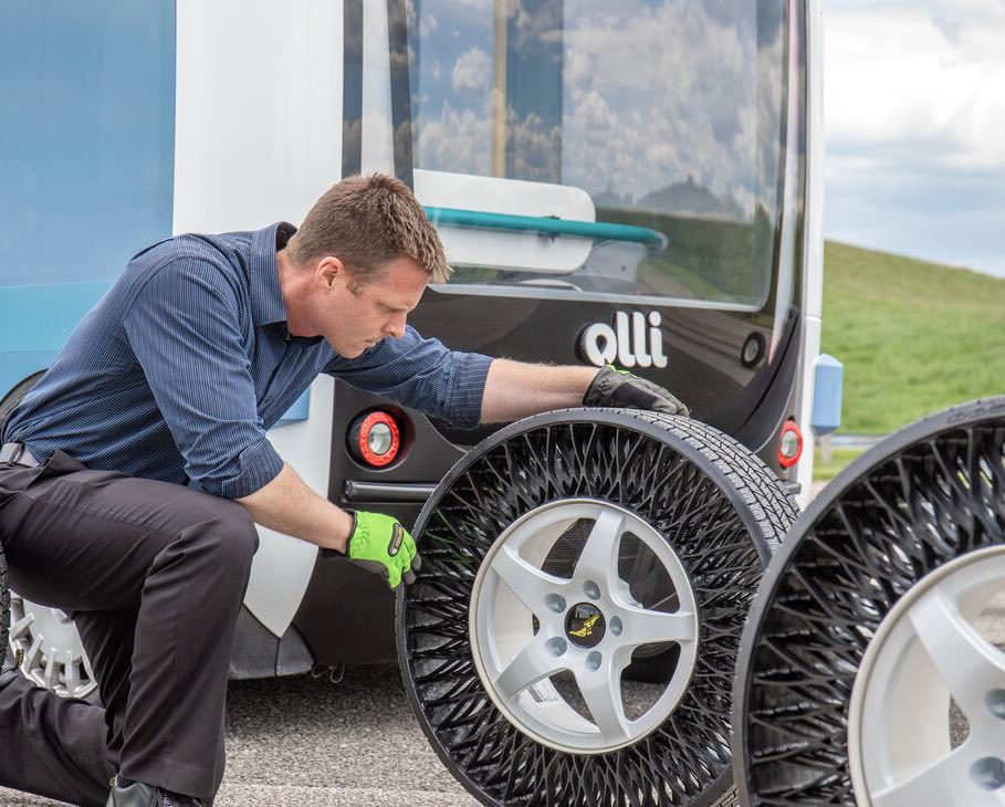 Operario trabajando con el neumático sin aire de Goodyear