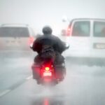 Conducir una moto con lluvia