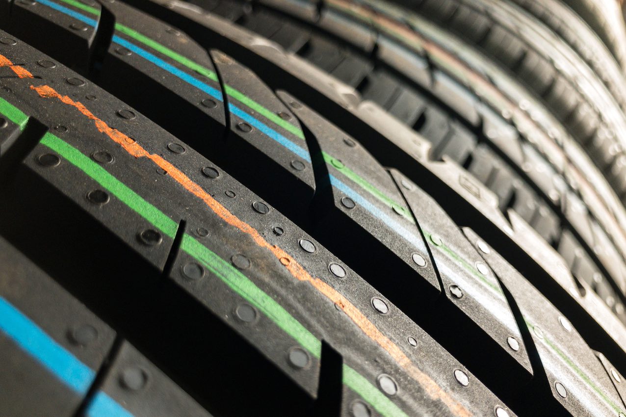 marcas de colores en los neumáticos