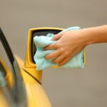 Limpiar los retrovisores del coche