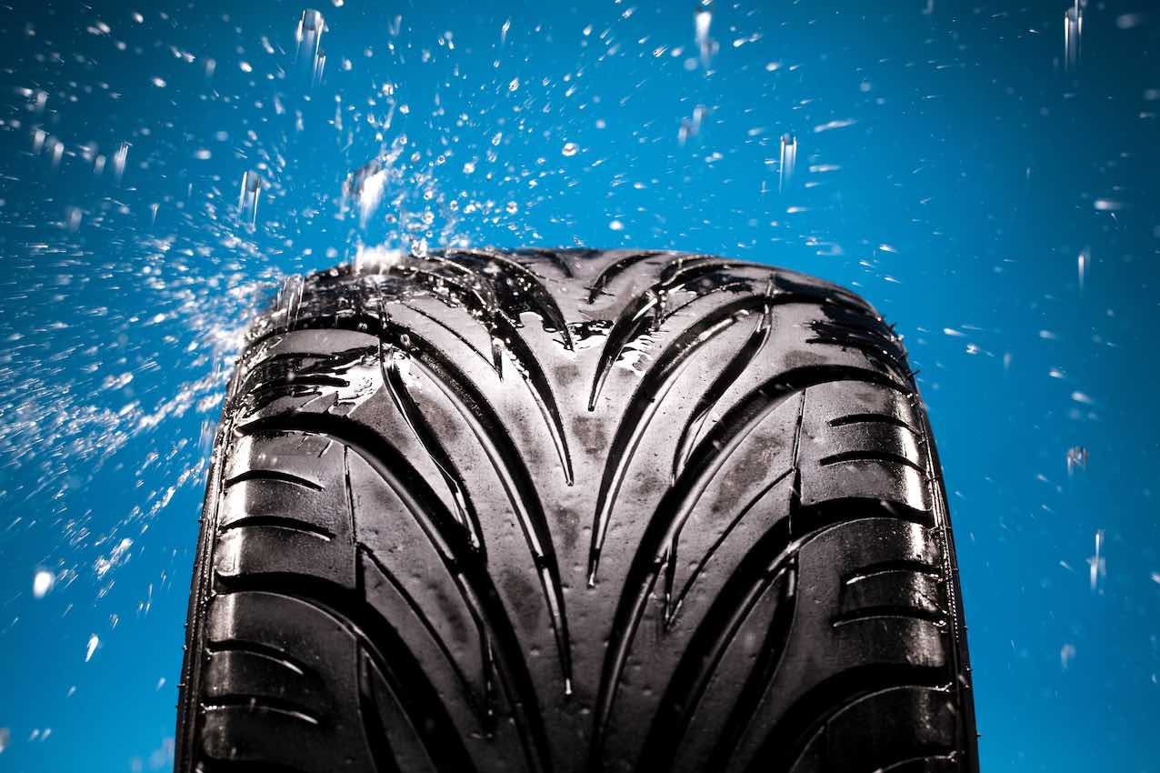 Con lluvia qué presión deben tener los neumáticos